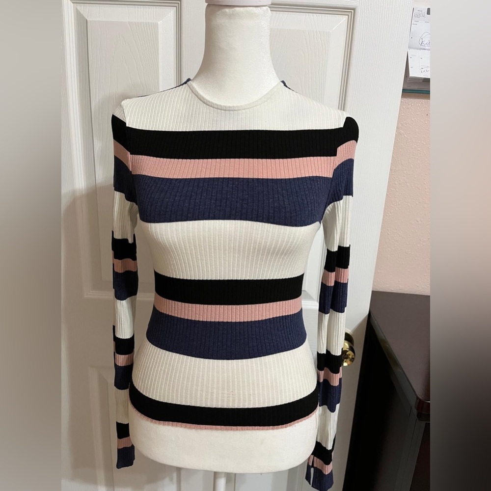 (U) Cale Long Sleeve Sweater Style Blouse